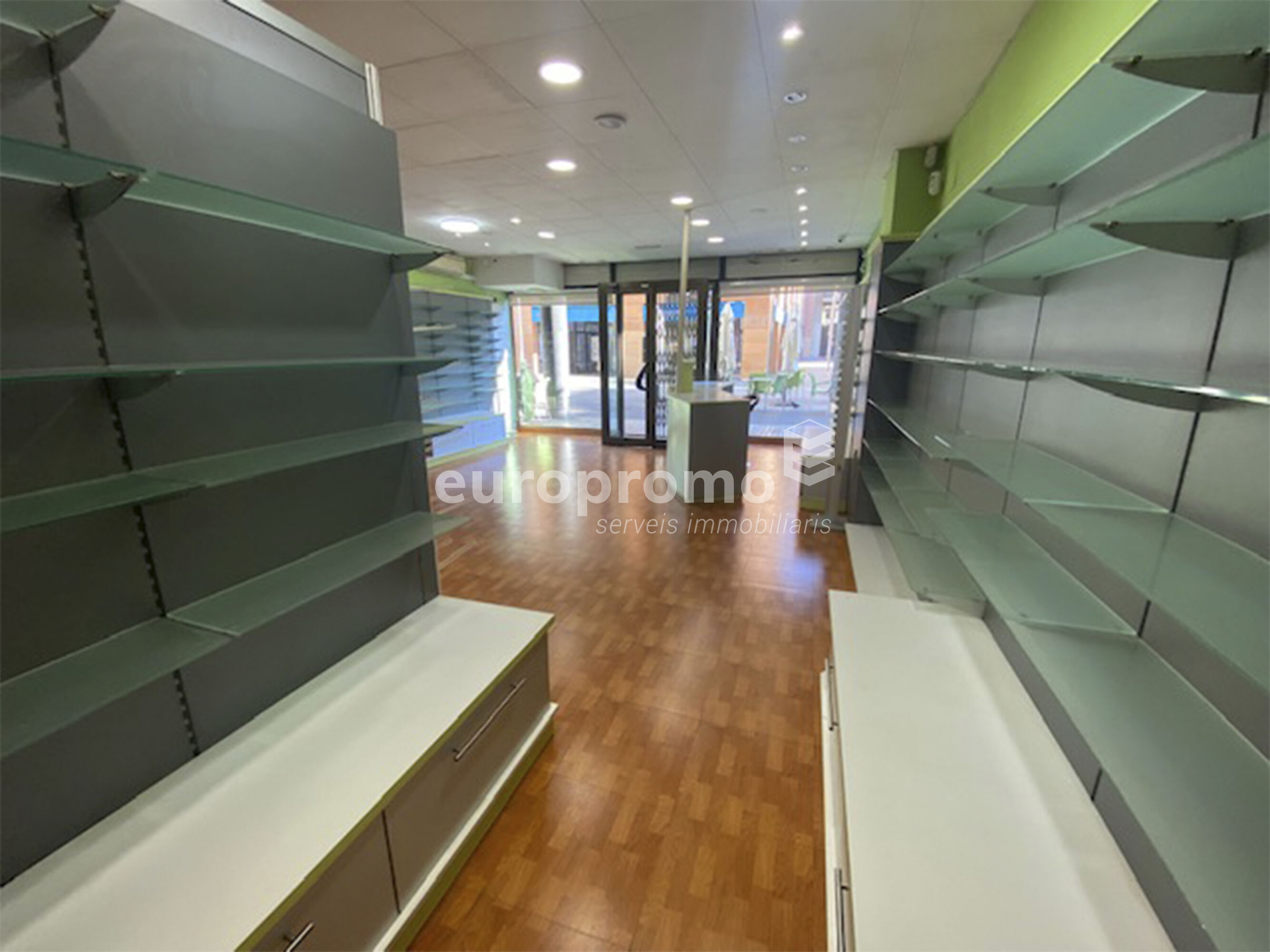 Local comercial de 60m2 situat en el  centre de Girona plaça Josep pla!